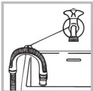 HOTPOINT FMG 743 SK - Veden poistoletkun liittäminen - 2