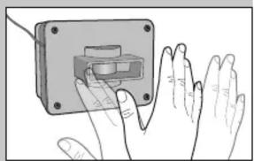 Illustration af en hånd, der interagerer med en lille elektronisk enhed (ingen tekst eller synlige symboler)