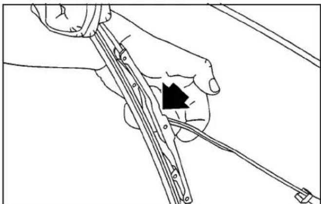 Line drawing of a hand holding a rope with a black arrow pointing to a specific point (no text or symbols present)