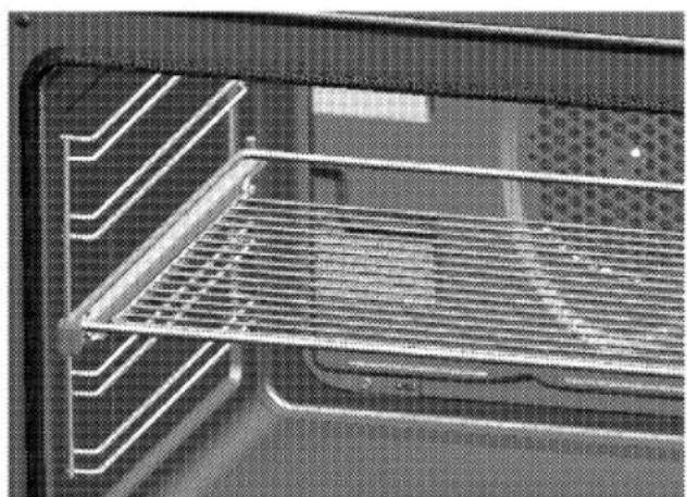 GRUNDIG GEHM 34200 X - Placing the wire shelf and tray onto the telescopic racks properly - 2