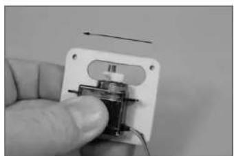 E-flite J-3 Cub 450 - AILERON SERVO INSTALLATION·EINBAU DER QUERRUDERSERVOS·INSTALLAZIONE SERVO DELL'ALETTONE - 7
