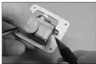 E-flite J-3 Cub 450 - AILERON SERVO INSTALLATION·EINBAU DER QUERRUDERSERVOS·INSTALLAZIONE SERVO DELL'ALETTONE - 9