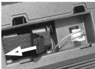 ROLAND FR-2B - Installing and removing batteries - 2