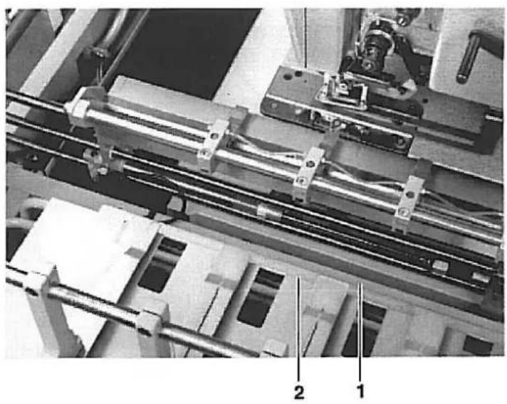 Dürkopp Adler 741 - Stoffanschlag einstellen. - 1