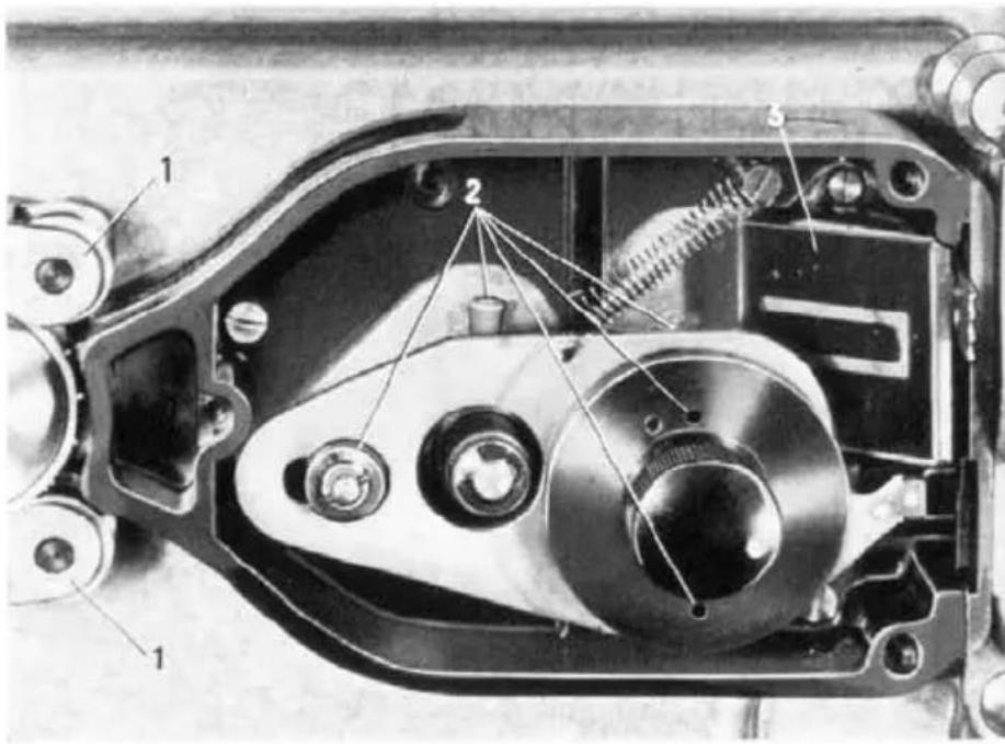 Technical diagram of a mechanical device with numbered components, likely an engine or motor assembly.