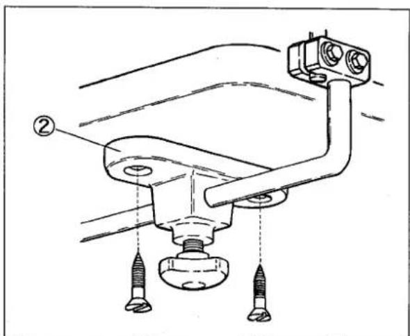 Technical diagram of a mechanical assembly with labeled parts, showing connections between a central component and two screws.