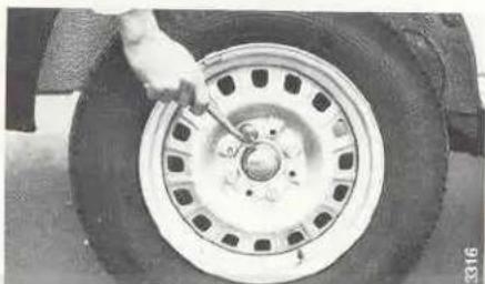 FIAT Duna (1991) - COMO LEVANTAR EL AUTOMOVIL CON UN CRIQUE DE TALLER - 3