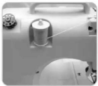 JATA Mini MMC675N - Nota: Carros de linhas e canelas podem ser guardados na gavetinha que se encontra de lado na máquina. (Fig.1) - 2
