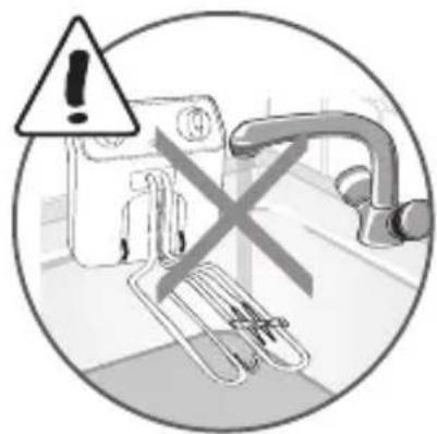 Warning symbol with exclamation mark and crossed-out paperclip, indicating incorrect safety or hazard
