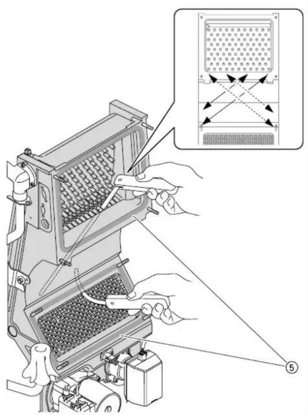 WEISHAUPT WTC 25-A - Varmeveksler rengøres - 2
