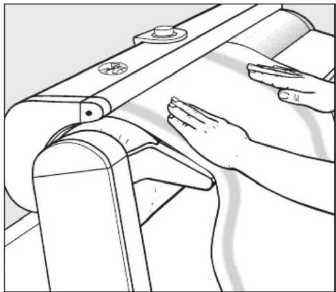 MIELE HM 16-83 - Tøjet føres ind i rullen - 1