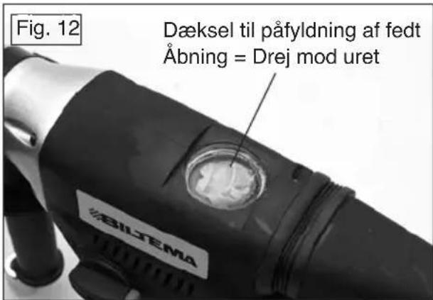 Fig. 12 Dæksel til påfyldning af fedt Åbning = Drej mod uret