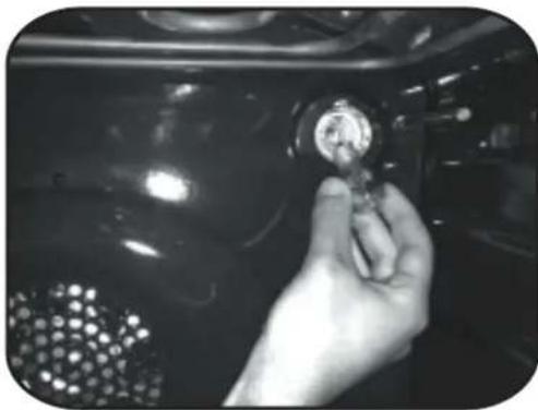 Scandomestic XO 7200 - CHANGING THE BULB - 2