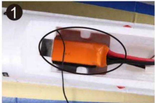 FMS F18 Vigilantes - Install the battery - 1