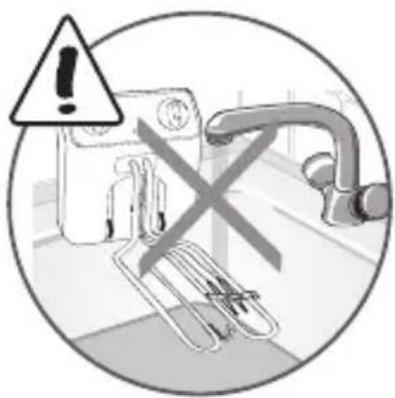 Warning symbol with warning triangle and crossed-out paperclip, indicating incorrect safety or hazard
