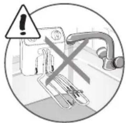 Warning symbol with warning triangle and crossed-out paperclip, indicating incorrect safety or hazard