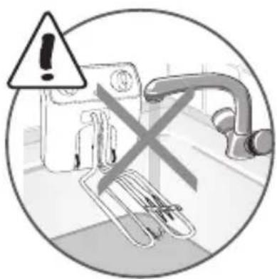 Warning symbol with warning triangle and crossed-out paperclip, indicating incorrect safety or hazard