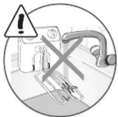 Warning symbol with exclamation mark and crossed-out paperclip, indicating incorrect safety or hazard