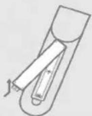 LG M1721A - Indsættelse af batterier i fjernbetjeningen. - 1