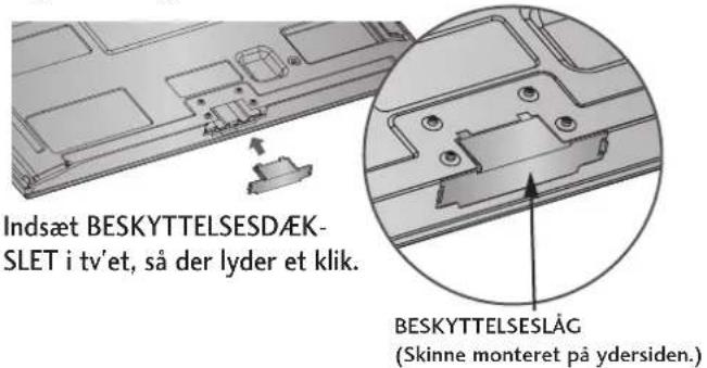 Indsæt BESKYTTELSESDÆK- SLET i tv'et, så der lyder et klik. BESKYTTELSESLÅG (Skinne monteret på ydersiden.)