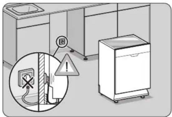 Diagram showing a kitchen appliance with an electrical outlet, warning sign, and warning symbol in Chinese