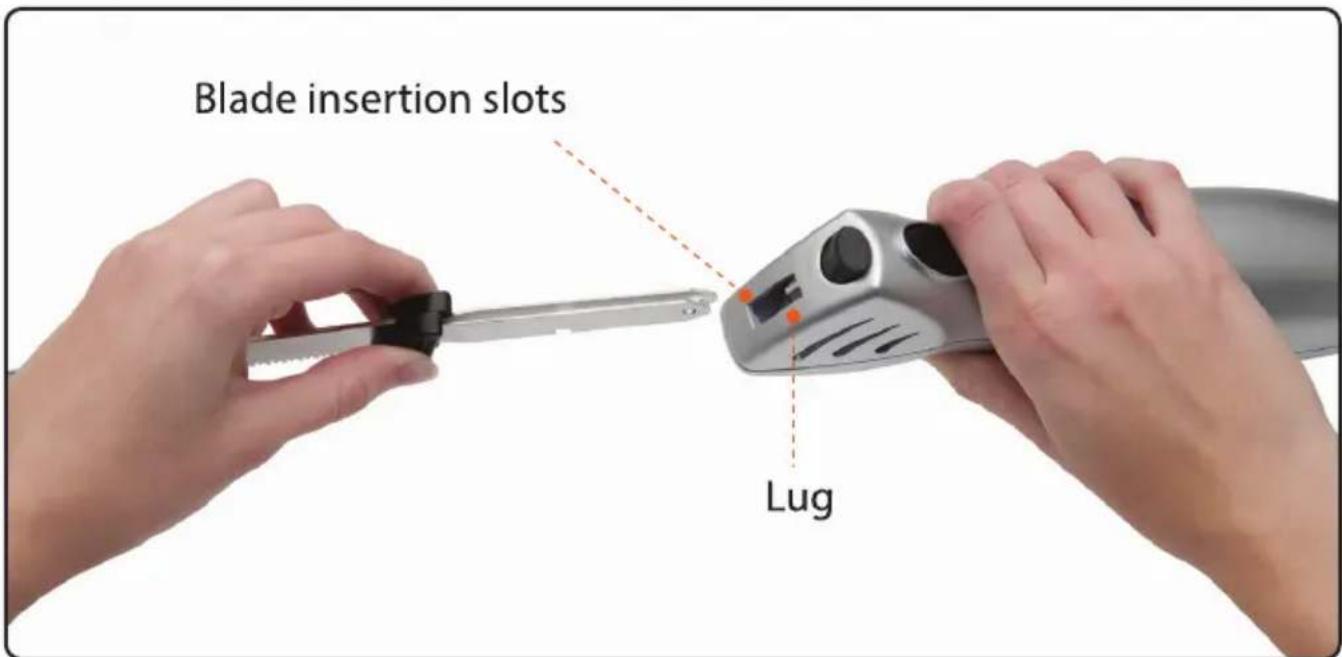 Nutrichef PKELKN16 - INSERTING THE BLADES INTO THE POWER HANDLE - 1