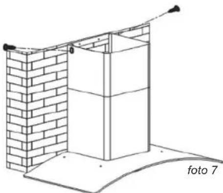 Architectural diagram showing a brick wall structure with a vertical support and a curved base, labeled 'foto 7' (no text or symbols on the diagram itself)