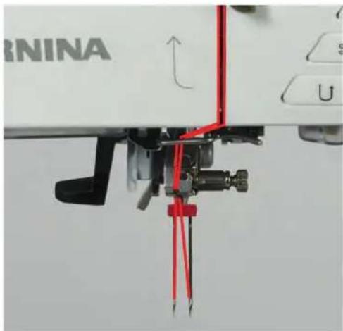BERNINA 790 Plus - Trådning af dobbeltnål - 2