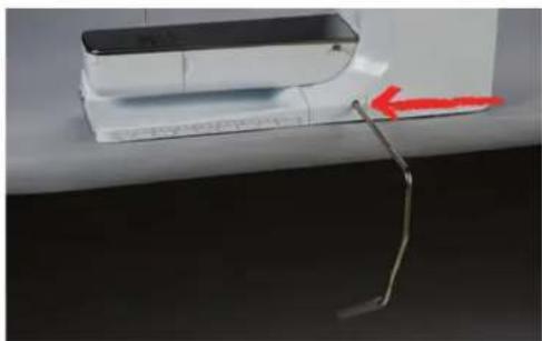 BERNINA 790 Plus - Montering af knæløfteren - 2
