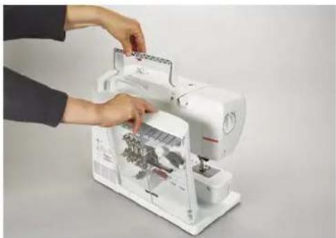 BERNINA 480 - Tilbehørsboksen fjernes eller monteres på maskinen - 1