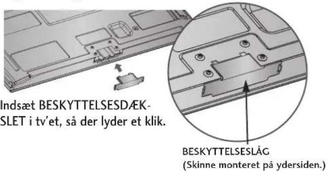 Indsæt BESKYTTELSESDÆK- SLET i tv'et, så der lyder et klik. BESKYTTELSESLÅG (Skinne monteret på ydersiden.)