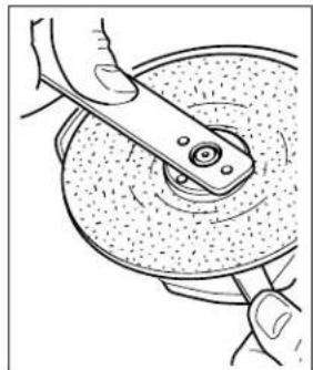 BLACK & DECKER CD500 - FITTING SANDING DISCS - 1