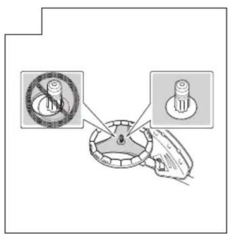 Diagram showing a mechanical component with two circular features and a close-up of a central hole, labeled in Chinese.