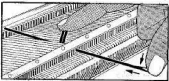 Empisal Knitmaster 326 - HOW TO CHANGE A NEEDLE - 4