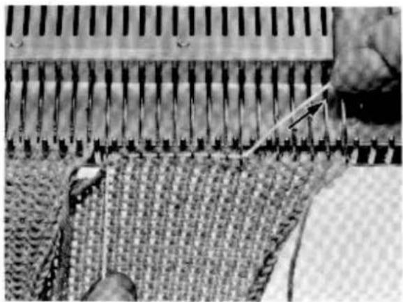 Empisal Knitmaster 305 - KNITTING A POCKET IN A PATTERNED GARMENT - 3