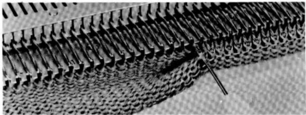 Empisal Knitmaster 305 - KNITTING A HEM - 3