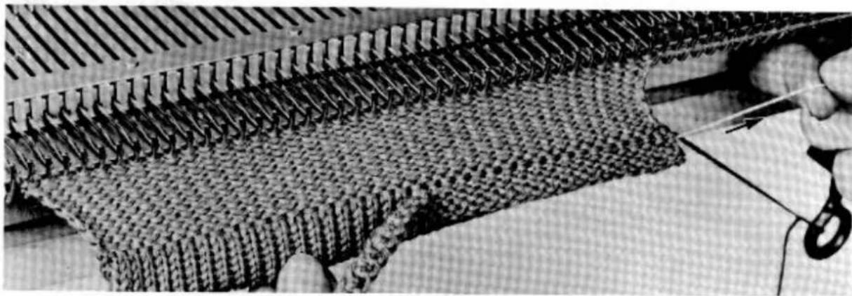Empisal Knitmaster 305 - KNITTING A HEM - 1