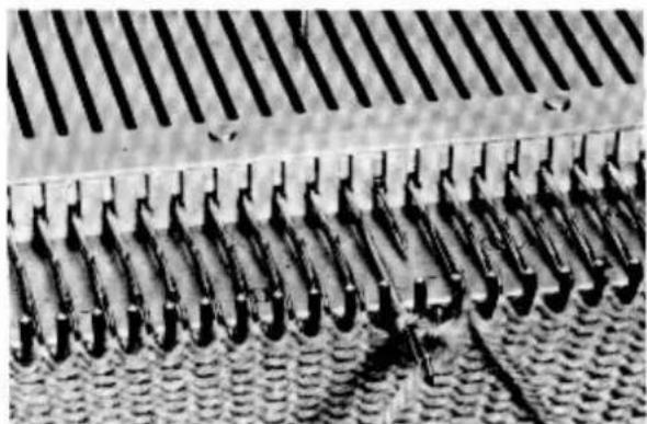 Empisal Knitmaster 305 - KNITTING A ROUND NECKLINE - 3