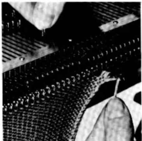 Empisal Knitmaster 305 - THE CARRIAGE IS AT THE RIGHT. - 1