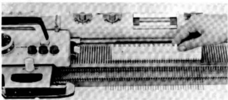 Empisal Knitmaster 305 - SETTING UP THE MACHINE - 1