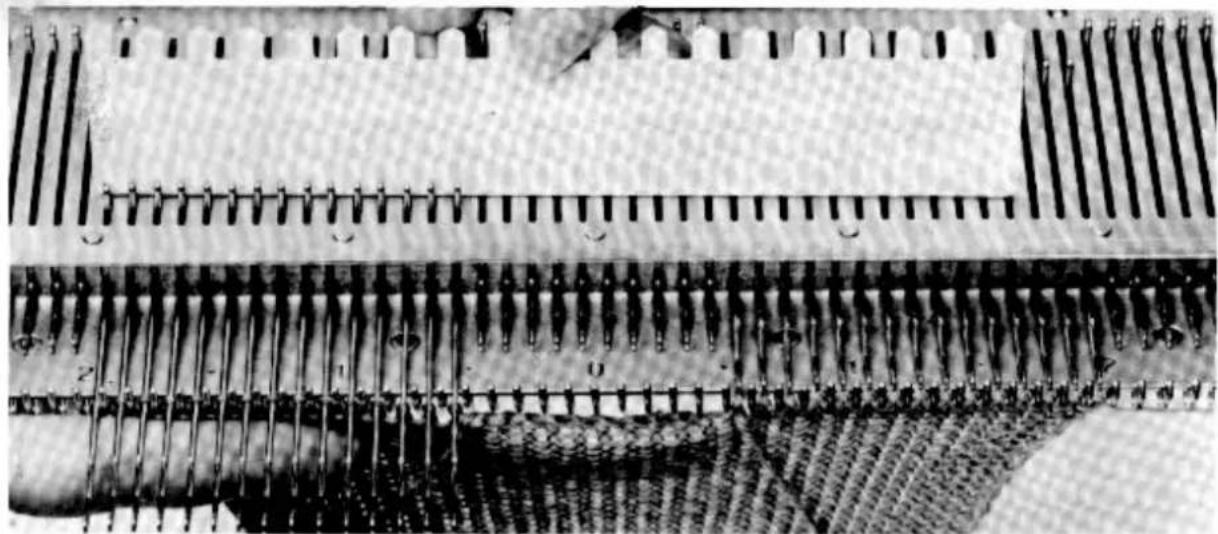 Empisal Knitmaster 305 - KNITTING A ROUND NECKLINE - 5