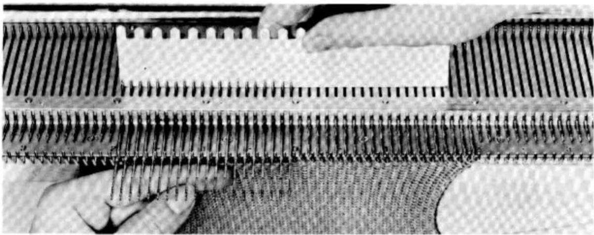 Empisal Knitmaster 305 - HOW TO SHAPE A 'V' NECK - 2
