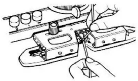 Empisal Knitmaster 305 - CHANGING THE YARN WITHOUT BREAKING IT - 1