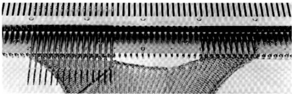 Empisal Knitmaster 305 - KNITTING A ROUND NECKLINE - 6