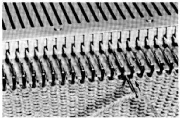 Empisal Knitmaster 305 - KNITTING A ROUND NECKLINE - 2