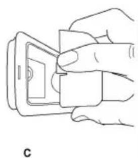 Linjetegning af en hånd, der holder en smartphone med en cirkulær knap, mærket 'C' (ingen tekst eller symboler på selve diagrammet)