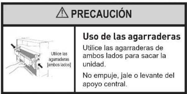 PRECAUCIÓN Uso de las agarraderas Utilice las agarraderas de ambos lados para sacar la unidad. No empuje, jale o levante del apoyo central.
