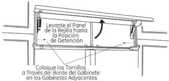 Levante el Panel de la Rejilla hasta la Posición de Detención Coloque los Tornillos a Través del Borde del Gabinete en los Gabinetes Adyacentes
