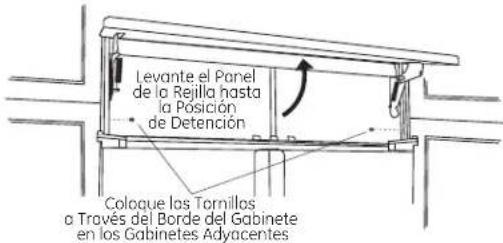 Levante el Panel de la Rejilla hasta la Posición de Detención Coloque los Tornillas a Través del Borde del Gabinete en los Gabinetes Adyacentes