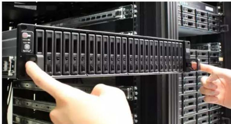 SYNOLOGY FS3600 - Sådan fjerner du skinnesættet: - 1